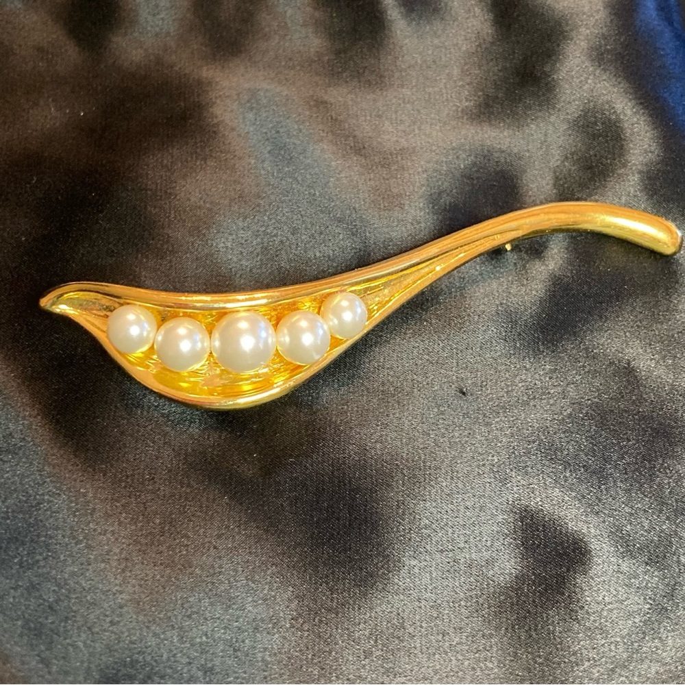 VTG Gold Tone Peas In A Pod Brooch With Faux Pearls